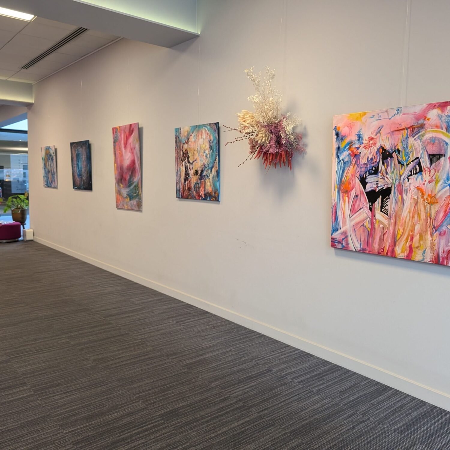 Dragon Whispers, een print met afmeting 75x75 cm, uit de reeks 